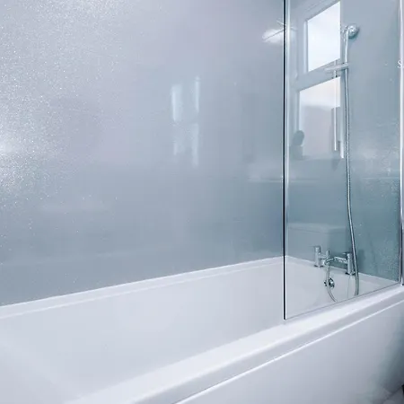 Stylish 4bedroom - Salford - Sleeps 9 - Contractors & Groups - Parking Manchester