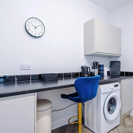 Stylish 4bedroom - Salford - Sleeps 9 - Contractors & Groups - Parking Holiday home Manchester