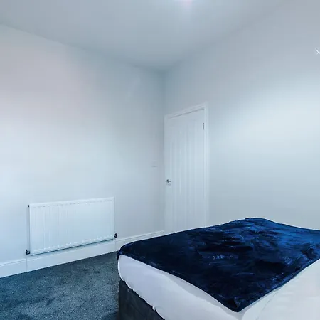 Stylish 4bedroom - Salford - Sleeps 9 - Contractors & Groups - Parking