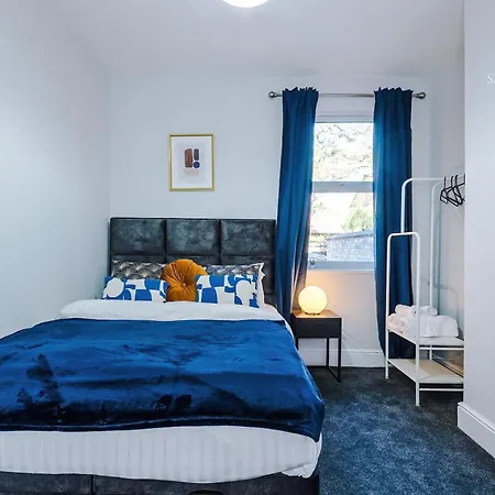 Holiday home Stylish 4bedroom - Salford - Sleeps 9 - Contractors & Groups - Parking *