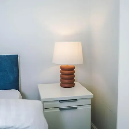 Stylish 4bedroom - Salford - Sleeps 9 - Contractors & Groups - Parking * Manchester