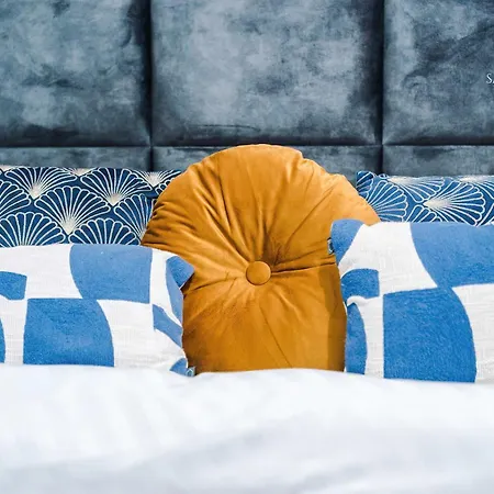 Stylish 4bedroom - Salford - Sleeps 9 - Contractors & Groups - Parking