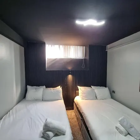 Sleeps 14 Hidden Gem By Superhost Apartment Manchester