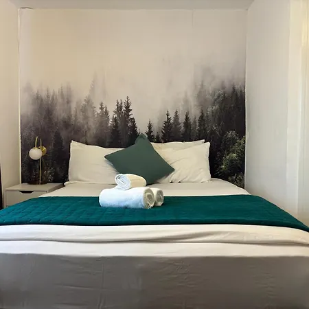 Business Travellers & Couples With Free Parking Апартаменты *