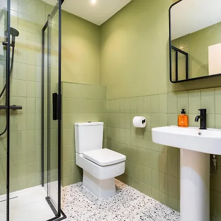 Semesterbostad 6-bedroom, 6-bathroom Contractor