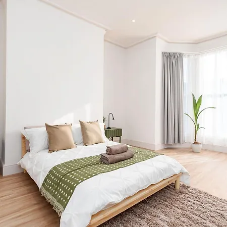 Feriehus 6-bedroom, 6-bathroom Contractor Manchester