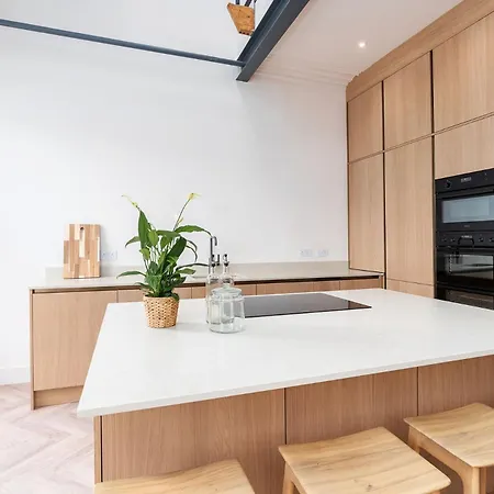 Semesterbostad 6-bedroom, 6-bathroom Contractor