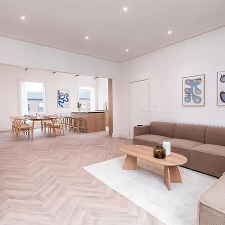 Prázdninový dům 6-bedroom, 6-bathroom Contractor Manchester