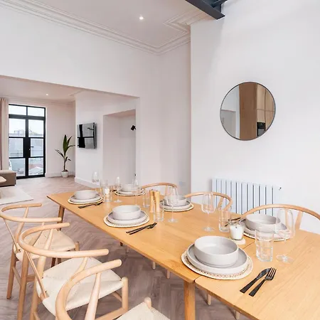 Semesterbostad 6-bedroom, 6-bathroom Contractor