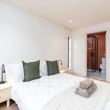 6-bedroom, 6-bathroom Contractor Prázdninový dům Manchester