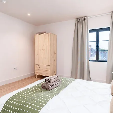 6-bedroom, 6-bathroom Contractor * Manchester