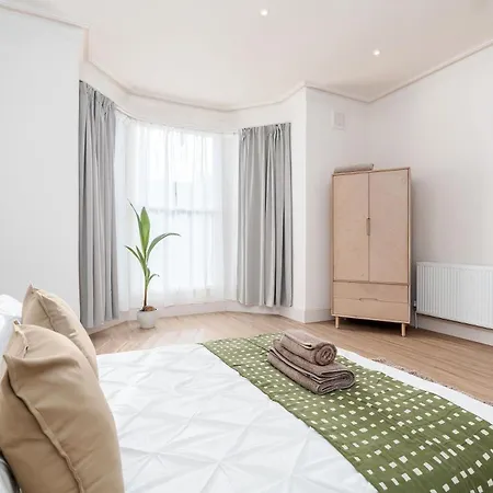 6-bedroom, 6-bathroom Contractor Semesterbostad Manchester