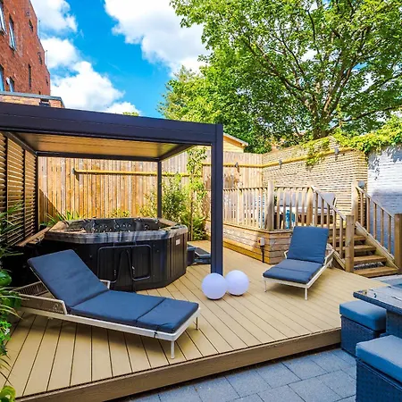 Stunning Luxury By 53 Degrees Property, Great For Groups With Hot Tub And Firepit! * Manchester