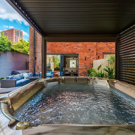 Stunning Luxury By 53 Degrees Property, Great For Groups With Hot Tub And Firepit! Hébergement de vacances Manchester
