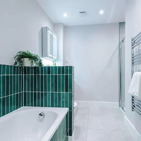 Stunning Luxury By 53 Degrees Property, Great For Groups With Hot Tub And Firepit! Manchester