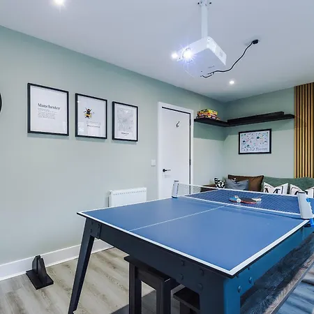 Stunning Luxury By 53 Degrees Property, Great For Groups With Hot Tub And Firepit! Manchester