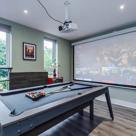 Hébergement de vacances Stunning Luxury By 53 Degrees Property, Great For Groups With Hot Tub And Firepit!
