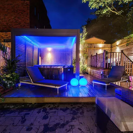 Hébergement de vacances Stunning Luxury By 53 Degrees Property, Great For Groups With Hot Tub And Firepit!