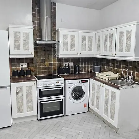 Holiday home Full With Free Parking In Moss Bank, Crumpsall, Manchester