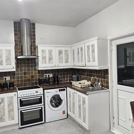 Full In Moss Bank Near Cheetham Hill Semesterbostad *
