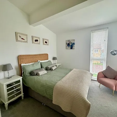3 Bed-sleeps 6-garden-parking-pets Ferienhaus
