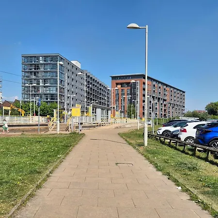 Pass The Keys Modern 2 Bed Centre Parking *