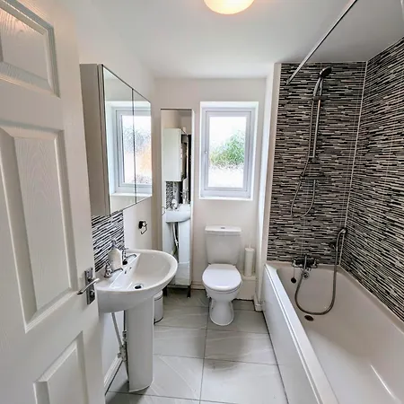 Semesterbostad Reach - King Bed, Parking, 2 Tvs, O2 Apollo, Hospital & Oxford Road *