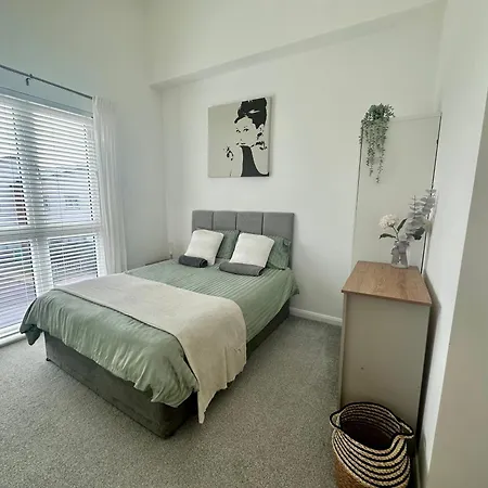 3 Bed-sleeps 6-garden-parking-pets *