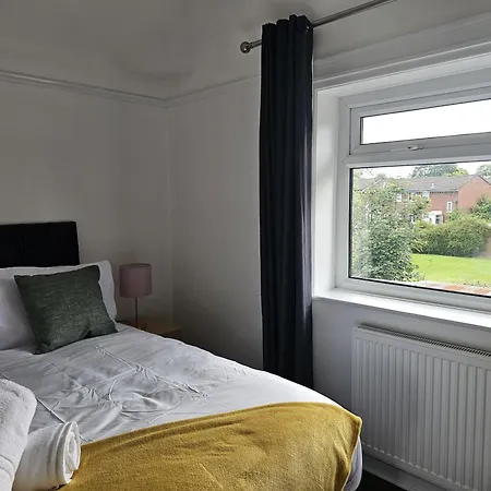 3-bedroom House W Free Parking, Near Man Airport! Holiday home Manchester