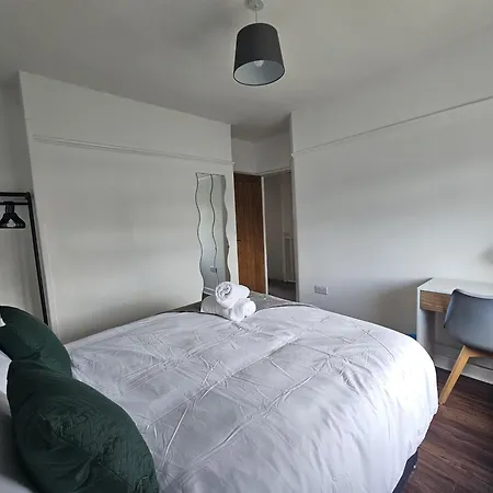Holiday home 3-bedroom House W Free Parking, Near Man Airport!