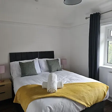 3-bedroom House W Free Parking, Near Man Airport!