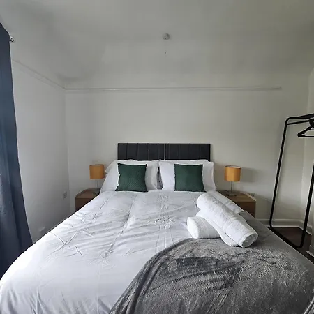 3-bedroom House W Free Parking, Near Man Airport! Holiday home