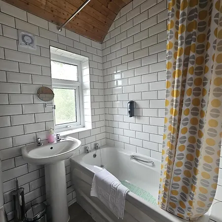 3-bedroom House W Free Parking, Near Man Airport! Holiday home Manchester