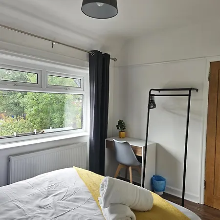 3-bedroom House W Free Parking, Near Man Airport! Holiday home Manchester