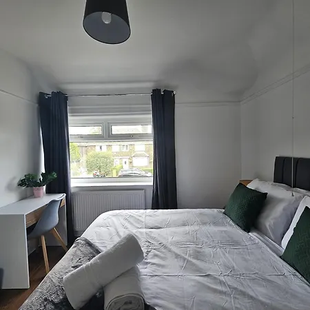 3-bedroom House W Free Parking, Near Man Airport! * Manchester