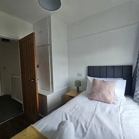 3-bedroom House W Free Parking, Near Man Airport!