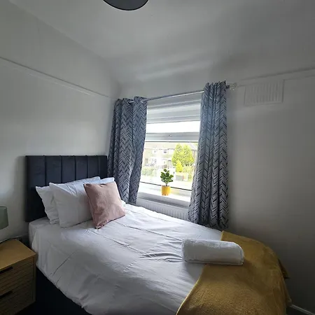 3-bedroom House W Free Parking, Near Man Airport! Holiday home