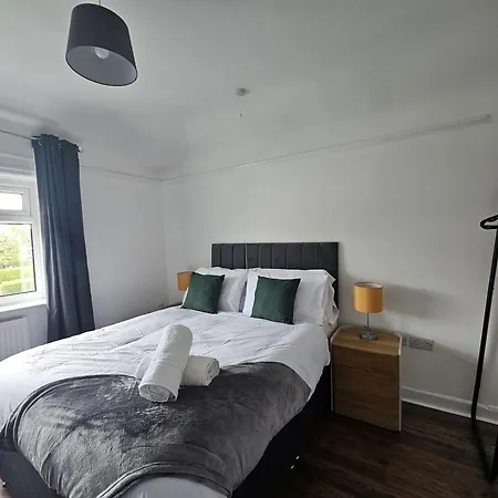 3-bedroom House W Free Parking, Near Man Airport! *