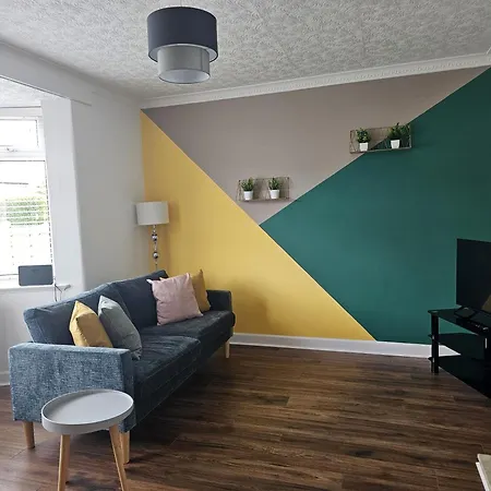 3-bedroom House W Free Parking, Near Man Airport! Holiday home *