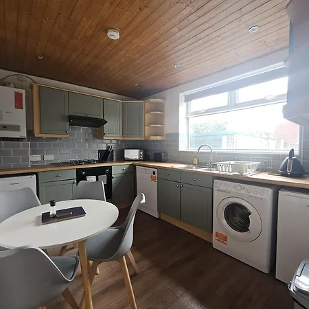3-bedroom House W Free Parking, Near Man Airport! * Manchester