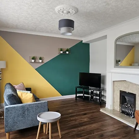 Holiday home 3-bedroom House W Free Parking, Near Man Airport!