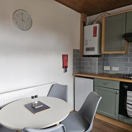 Holiday home 3-bedroom House W Free Parking, Near Man Airport!