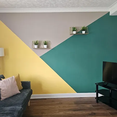 3-bedroom House W Free Parking, Near Man Airport!