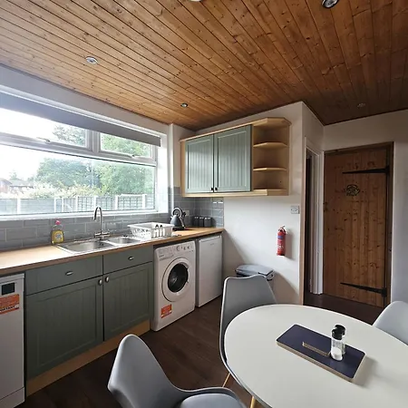 3-bedroom House W Free Parking, Near Man Airport! Holiday home Manchester