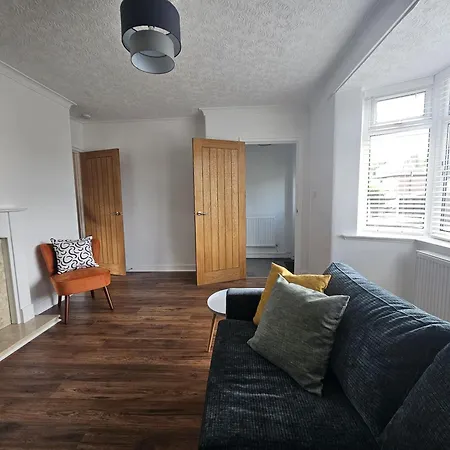 3-bedroom House W Free Parking, Near Man Airport! Manchester