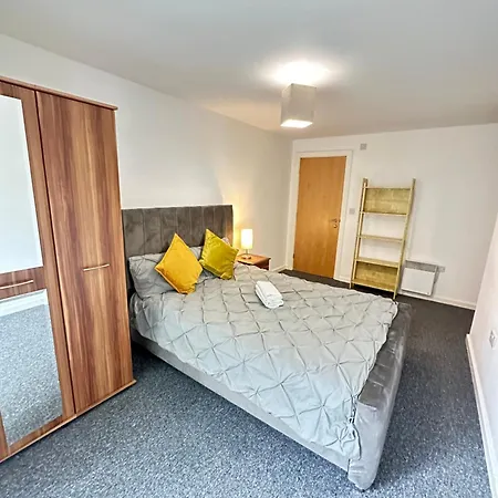 Apartman 2 Bed Ensuite With Balcony And Free Onsite Secure Parking *