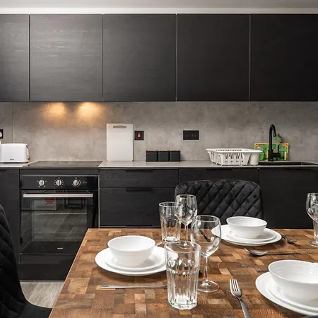 Pristine Old Trafford & Centre 2bd 2bt - Balcony Манчестер