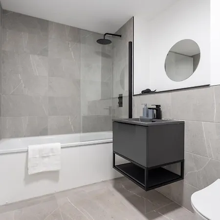 Pristine Old Trafford & Centre 2bd 2bt - Balcony 아파트 맨체스터