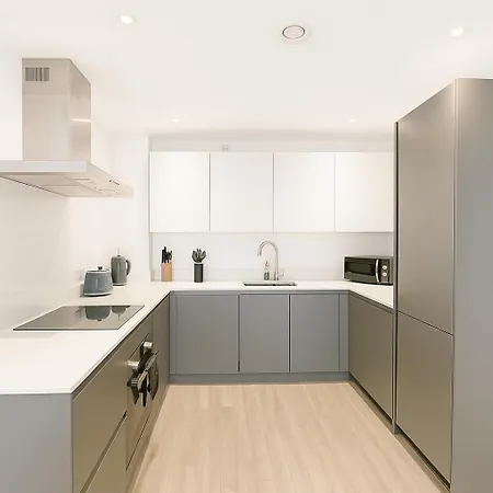 2bed 2bath Free Parking Very *
