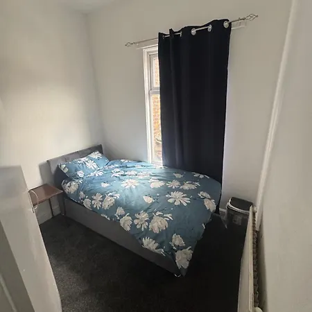 Crumpsall, Apartment *